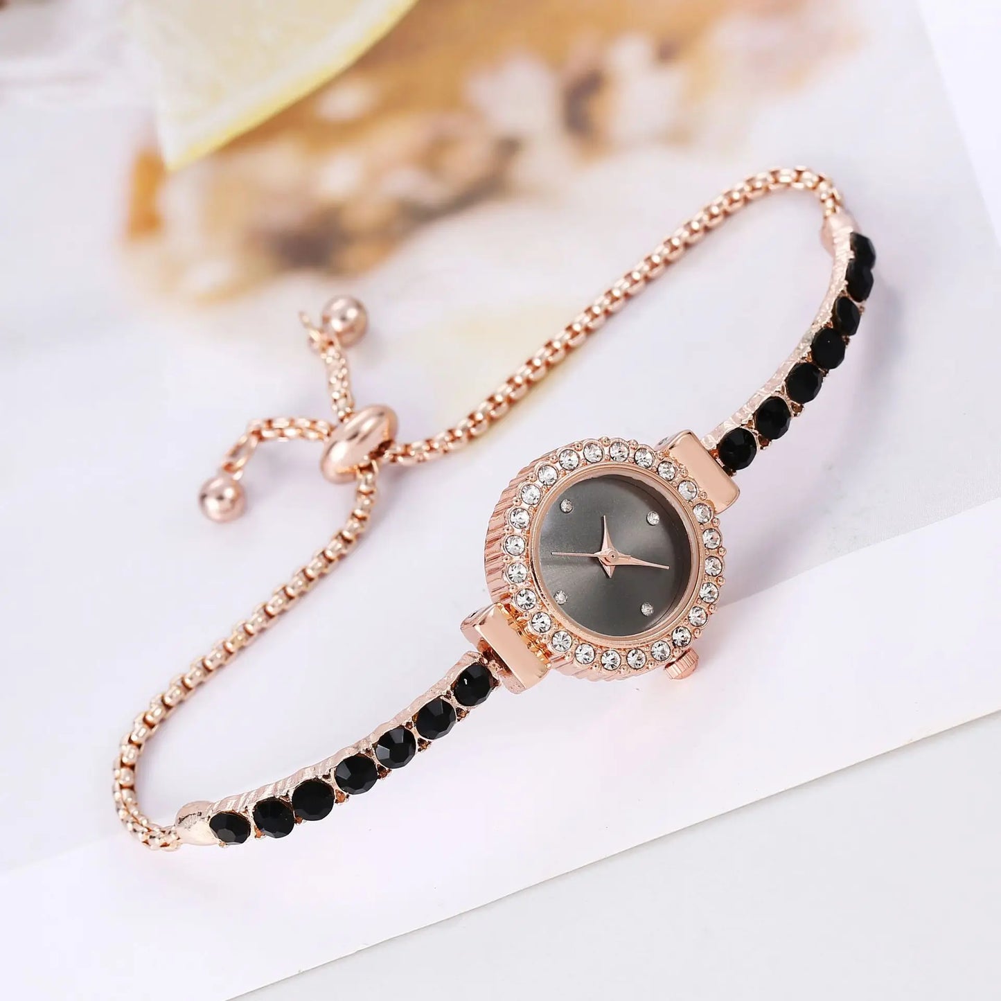 Montre à quartz analogique avec bracelet exquis pour femme (sans boîte)